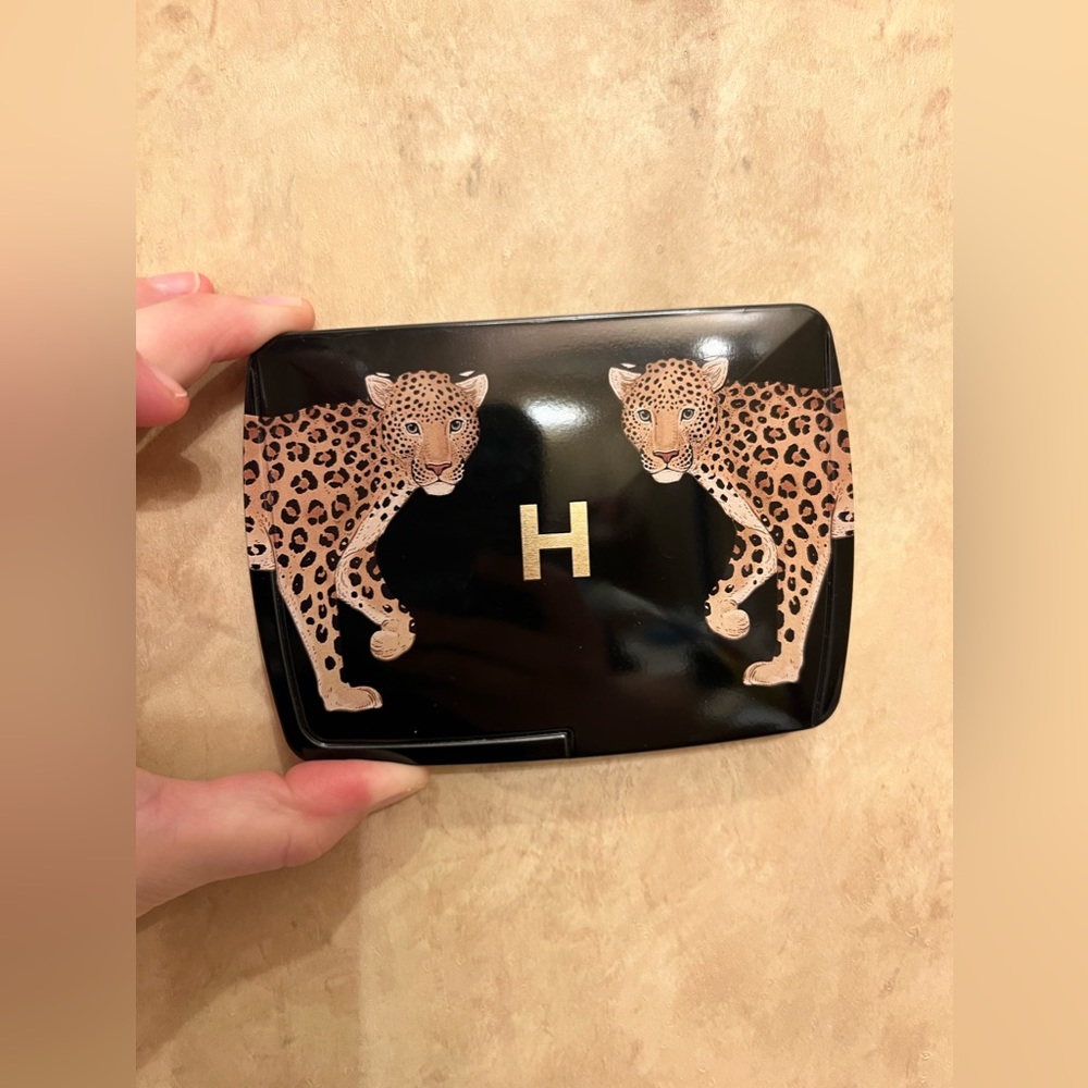 Hourglass ambient lighting palette in Leopard